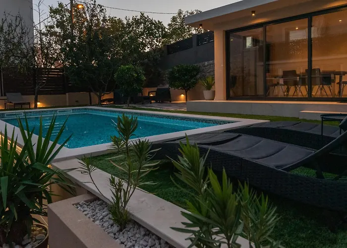 Rujan With Private Heated Pool 아파트 *
