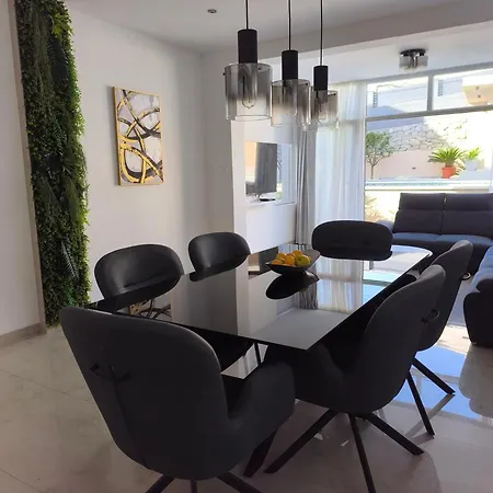 Rujan With Private Heated Pool Apartament *