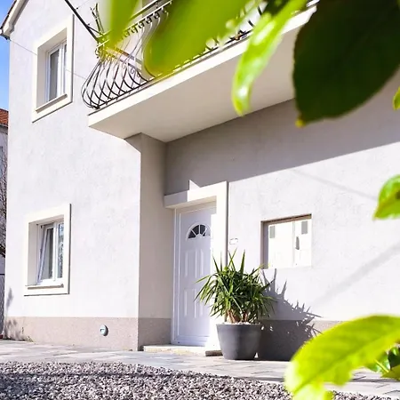 Rujan With Private Heated Pool Apartment